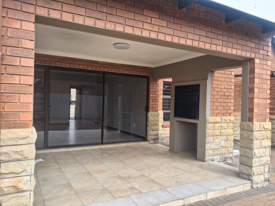 To Let 3 Bedroom Property for Rent in Hillside Free State